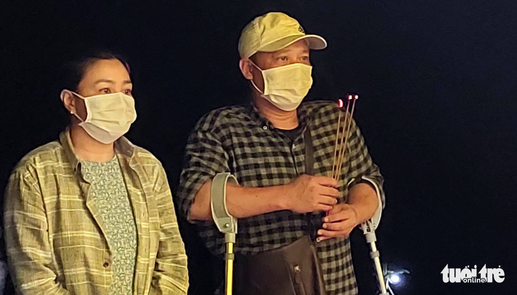 Ông Lê Minh Quang (phải) và bà Cao Thị Thu Bích (sống cùng Quang, thường trú tại thị xã Buôn Hồ, Đắk Lắk) tại lễ tang của cháu bé M.Q. - Ảnh: Tư liệu