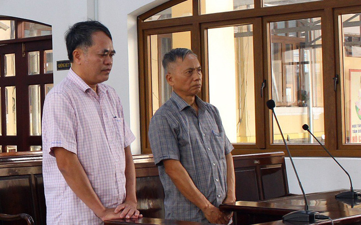 Hai bị cáo Trần Quốc Tuấn (phải) và Võ Khắc Hiển, nguyên lãnh đạo Ngân hàng Nhà nước chi nhánh Đồng Nai, tại phiên tòa - Ảnh: A LỘC