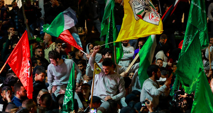 Đám đông vui mừng sau khi các tù nhân Palestine được thả - Ảnh: REUTERS