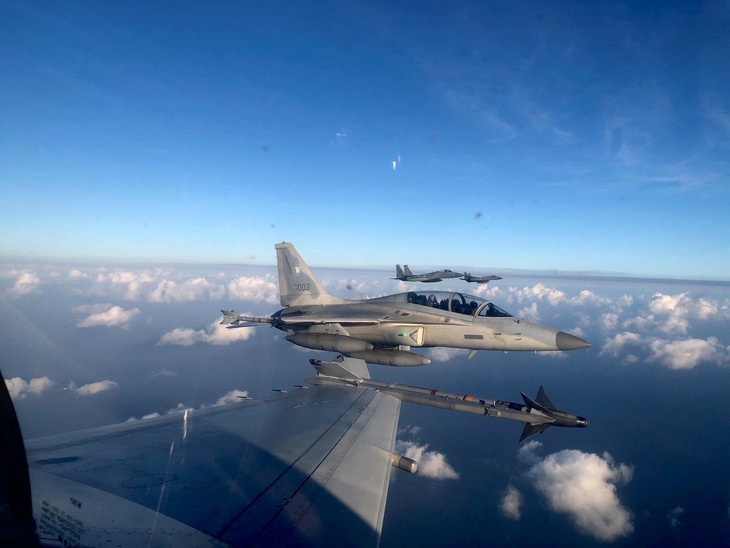Hai máy bay FA-50PH của Không quân Philippines tham gia tuần tra chung với lực lượng Mỹ ở Biển Đông, ngày 21-11 - Ảnh: REUTERS