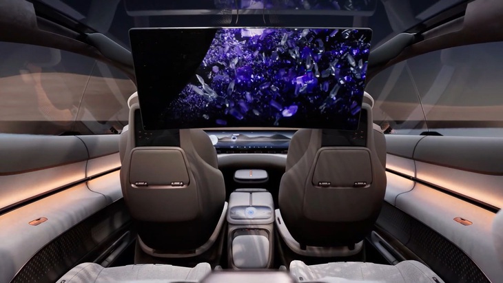 Mẫu xe điện Skyworth Skyhome gây sốc, giá dự kiến như Mazda CX-5- Ảnh 8. Ấn tượng nhất chính là sự chăm chút cho người ngồi ghế sau - điều ít được các hãng khác chú ý đến nếu so với không gian cho tài xế. Hành khách ngồi ghế sau có thể tận hưởng trải nghiệm đặc biệt với màn hình lớn thả từ trần xuống