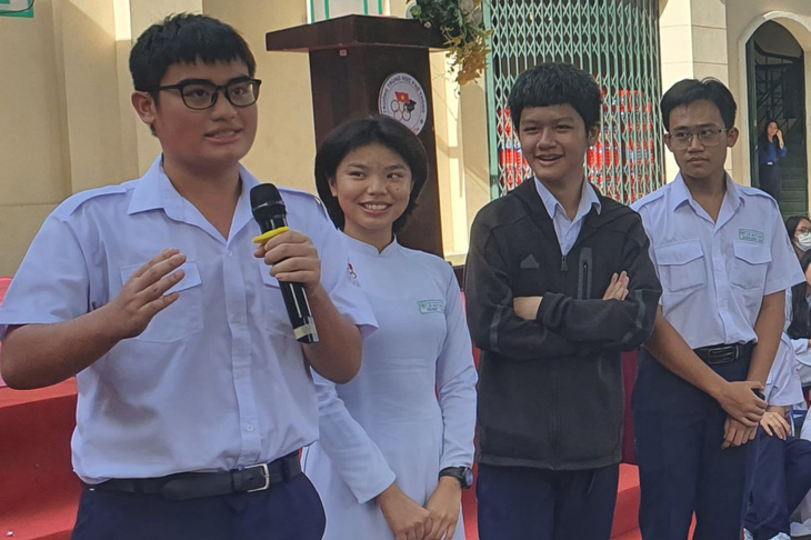 Nam sinh Trần Gia Phú, lớp 10A 3, Trường THPT Lê Quý Đôn, quận 3 trả lời câu hỏi về thuốc lá điện tử bằng hai ngôn ngữ: tiếng Việt và tiếng Anh - Ảnh: H.HG 