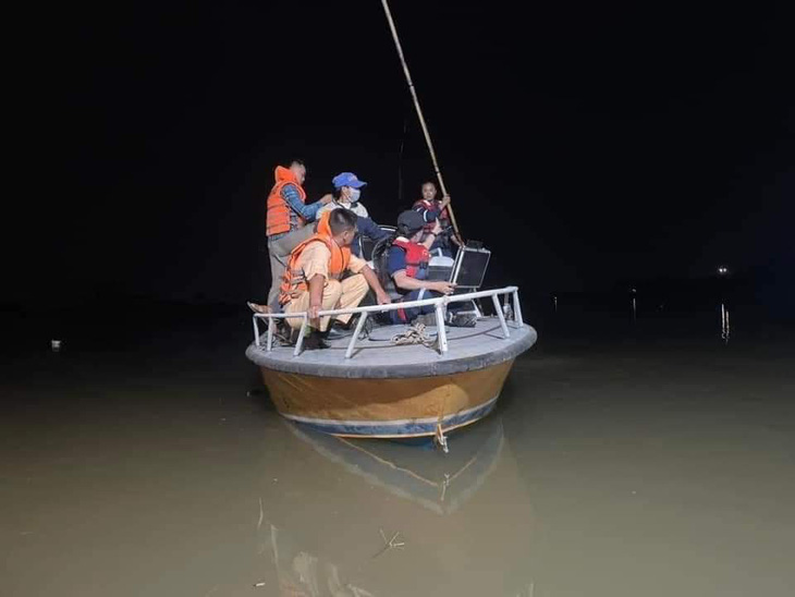 Lực lượng chức năng tổ chức tìm kiếm xuyên đêm hai học sinh không may trượt chân xuống sông Ninh Cơ mất tích - Ảnh: Q.VĂN