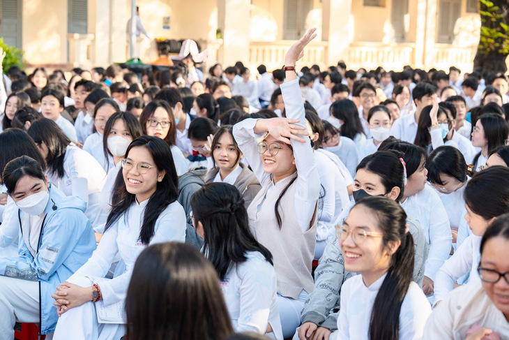 Hàng nghìn học sinh tại Trường THPT Chuyên Lê Hồng Phong, Thành phố Hồ Chí Minh hào hứng với buổi chia sẻ về Tiếng nói Xanh. Ảnh: Đ.H