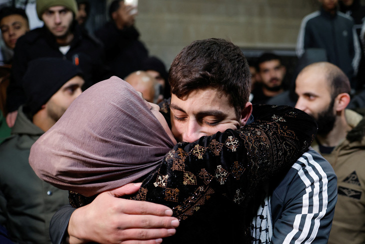 Một tù nhân Palestine được trả tự do tên Khalil Zamareh ôm lấy mẹ khi anh được gia đình đón ở Bờ Tây ngày 27-11 - Ảnh: REUTERS