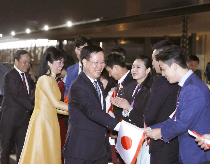 Chủ tịch nước Võ Văn Thưởng và phu nhân cùng đoàn đại biểu cấp cao Việt Nam đến thủ đô Tokyo, bắt đầu chuyến thăm chính thức Nhật Bản - Ảnh: TTXVN