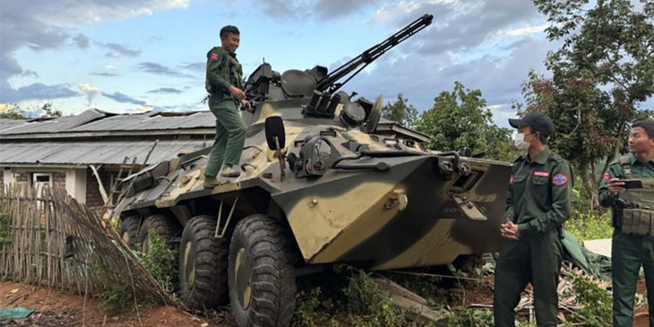 Các lực lượng nổi dậy thu giữ xe tăng của quân đội Myanmar ở bang Shan cuối tuần trước - Ảnh: Irrawady 