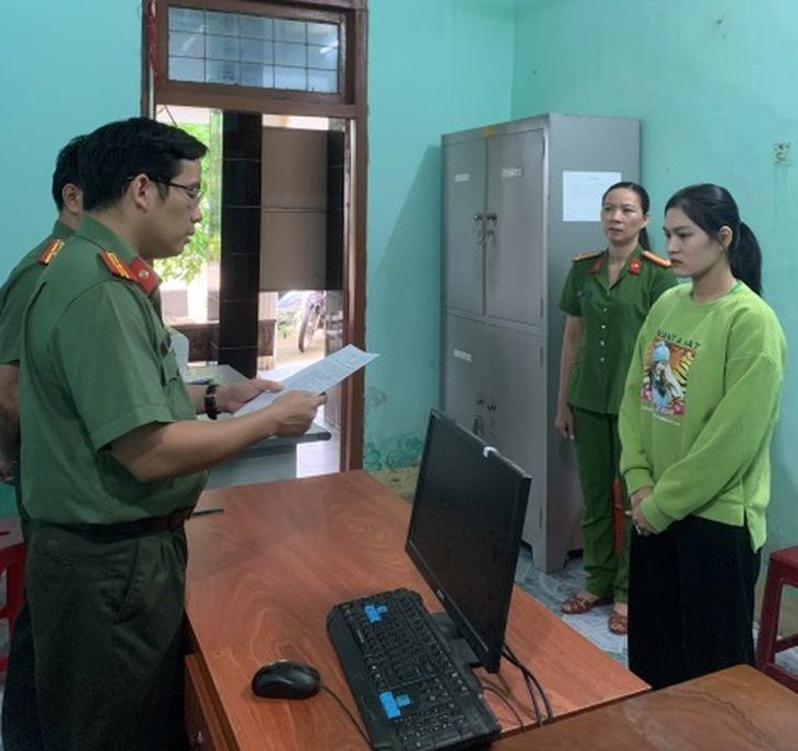 Cơ quan an ninh điều tra Công an tỉnh Gia Lai thi hành lệnh bắt bị can để tạm giam đối với Nguyễn Thị Thu Nga - Ảnh: Công an cung cấp