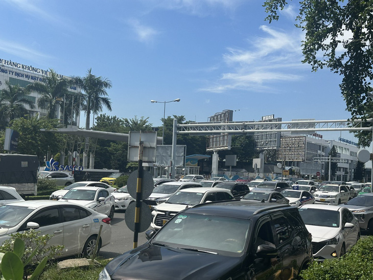 Ô tô nối đuôi nhau chờ qua trạm thu phí tại sân bay Tân Sơn Nhất - Ảnh: CÔNG TRUNG