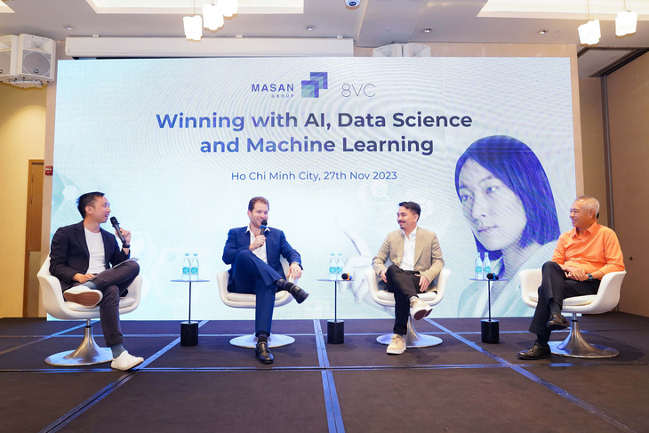 Các diễn giả trao đổi về chủ đề ứng dụng AI, ML và khoa học dữ liệu trong tiêu dùng - bán lẻ.