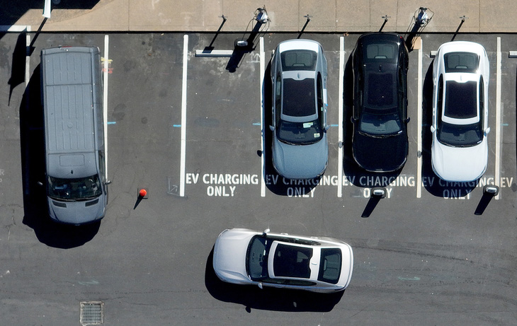 Một xe điện hãng Polestar tiến vào trạm sạc ở thị trấn Polestar, bang California - Ảnh: AFP