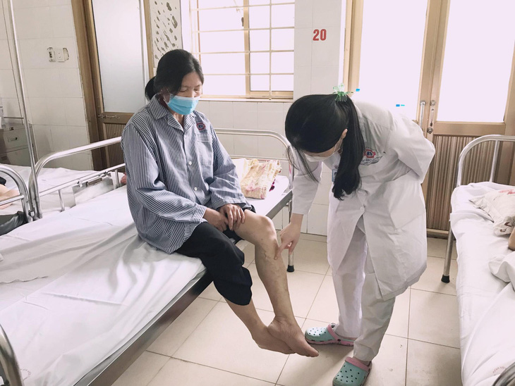 Bác sĩ Bệnh viện đa khoa tỉnh Quảng Ninh thăm khám cho bệnh nhân suy giãn tĩnh mạch chi dưới cho bệnh nhân - Ảnh: BVCC