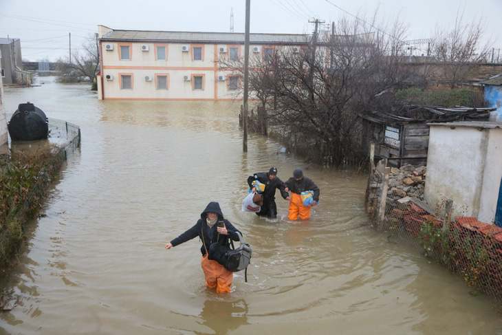 Dân địa phương được sơ tán khỏi ngôi làng Pribrezhnoe bị ngập lụt ở Crimea hôm 27-11 - Ảnh: AFP
