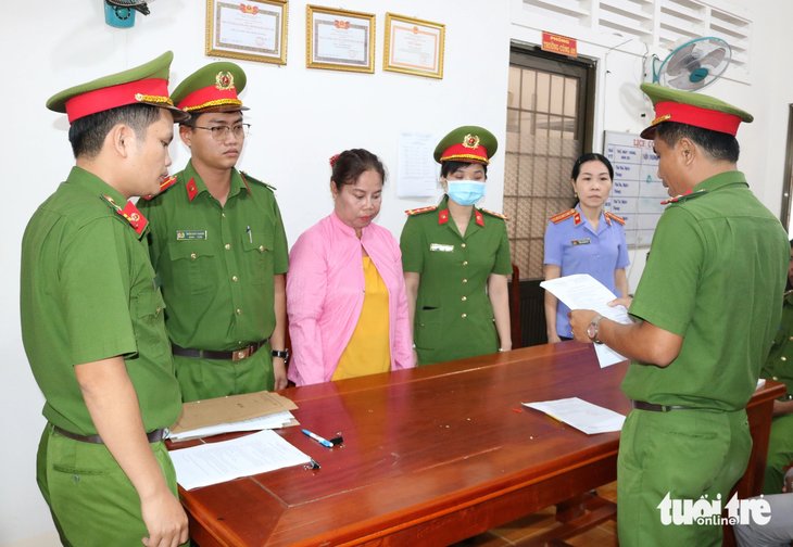 Cơ quan cảnh sát điều tra Công an tỉnh Trà Vinh đang thi hành các quyết định tố tụng với bà Đẹp - Ảnh: PHẠM HƠN