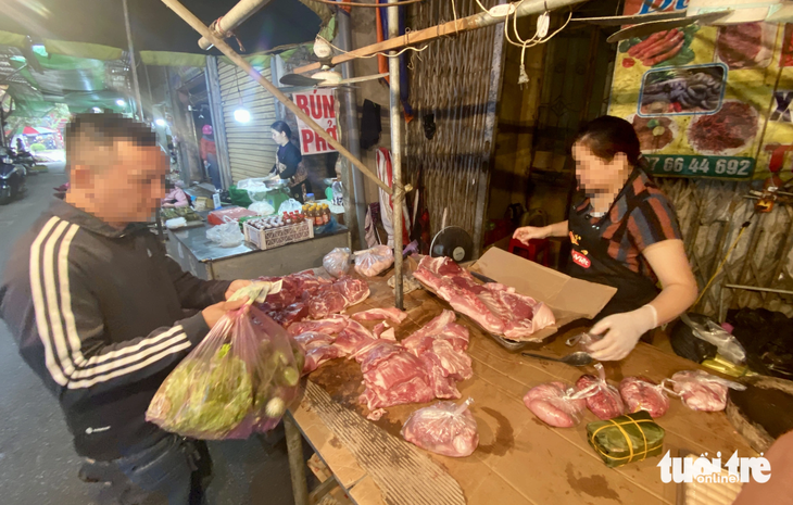 Dù gần tan buổi chợ song lượng thịt heo vẫn còn nhiều trên sạp của tiểu thương chợ Quán Bánh, TP Vinh - Ảnh: DOÃN HÒA