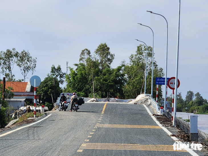 Lãnh đạo Sở Giao thông vận tải tỉnh Kiên Giang cho biết vướng 200m dưới chân cầu này bên bờ xã Nam Thái Sơn, huyện Hòn Đất nên đường tỉnh 945 chưa khai thác hiệu quả - Ảnh: BỬU ĐẤU