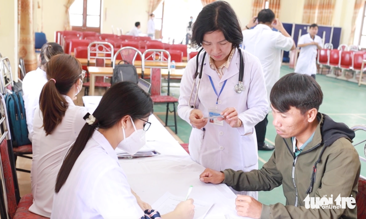 Công nhân Công ty Châu Tiến, huyện Nghi Lộc, Nghệ An khám bệnh nghề nghiệp - Ảnh: DOÃN HÒA