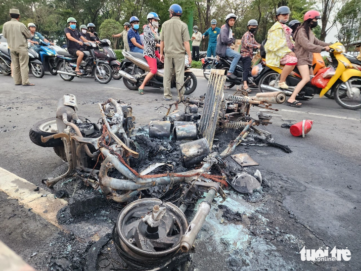 Hai xe máy bị cháy trơ khung - Ảnh: NGỌC KHẢI