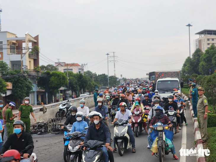 Lực lượng chức năng điều tiết giao thông qua khu vực - Ảnh: NGỌC KHẢI