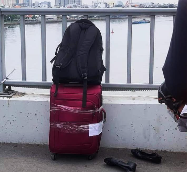 Người phụ nữ để lại hai vali rồi nhảy cầu Sài Gòn - Ảnh: THANH TÚ