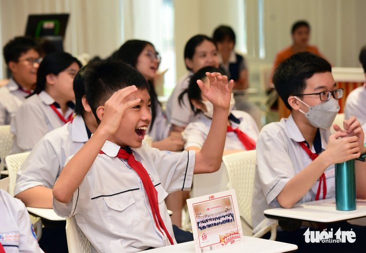 Các em học sinh Trường THCS Đồng Khởi (quận 1, TP.HCM) hào hứng tìm hiểu thông tin khi đến tham quan nhà máy Acecook Việt Nam - Ảnh: DUYÊN PHAN