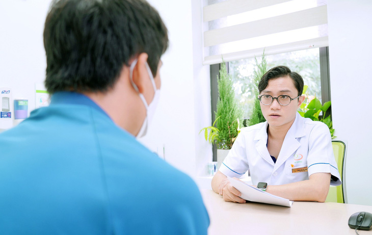 Bác sĩ Hồ Hữu Phúc, Bệnh viện Nam học và Hiếm muộn Hà Nội, thăm khám cho bệnh nhân - Ảnh: BVCC