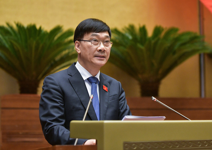 Chủ nhiệm Ủy ban Kinh tế Vũ Hồng Thanh báo cáo giải trình tiếp thu dự thảo luật trước khi biểu quyết thông qua - Ảnh: GIA HÂN