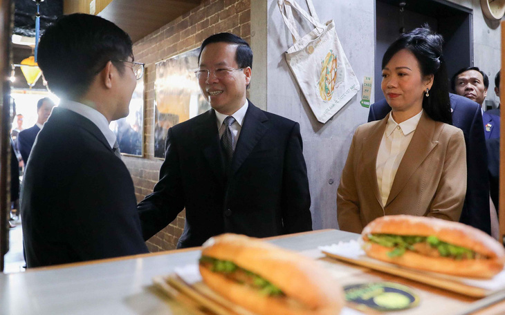 Chủ tịch nước Võ Văn Thưởng ăn bánh mì, uống cà phê Việt Nam giữa Tokyo