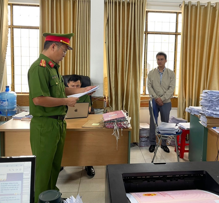 Cơ quan cảnh sát điều tra - Công an tỉnh Gia Lai thi hành lệnh khám xét khẩn cấp nơi làm việc của Hiếu (đứng, mặc áo khoác) - Ảnh: CÔNG AN CUNG CẤP