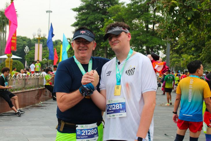 Ray Kuschert (trái) và con trai Matthew Kuschert tham gia chạy marathon ở Vinh, tỉnh Nghệ An khi Matthew sang Việt Nam thăm cha mình hồi giữa năm nay - Ảnh: NVCC