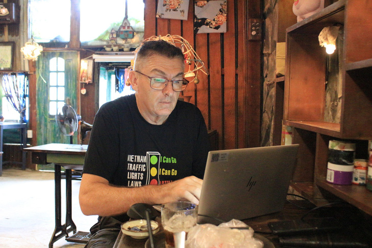 Tác giả Ray Kuschert, người Úc, thường xuyên có bài cộng tác với Tuoi Tre News và Tuổi Trẻ Online, chia sẻ những trải nghiệm của một người nước ngoài sống ở Việt Nam - Ảnh: NVCC