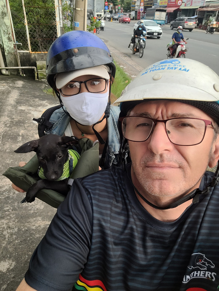 Ray Kuschert và vợ Việt ở Việt Nam - Ảnh: NVCC