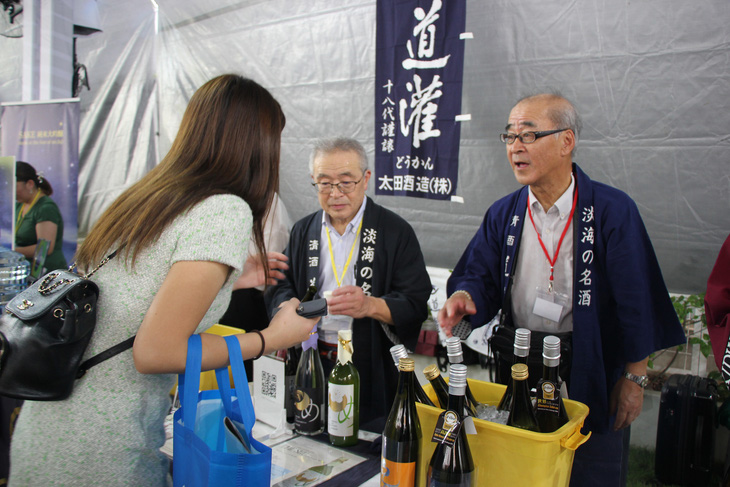 Khách tham quan tìm hiểu về sake và ẩm thực Nhật Bản tại sự kiện - Ảnh: NGỌC ĐÔNG