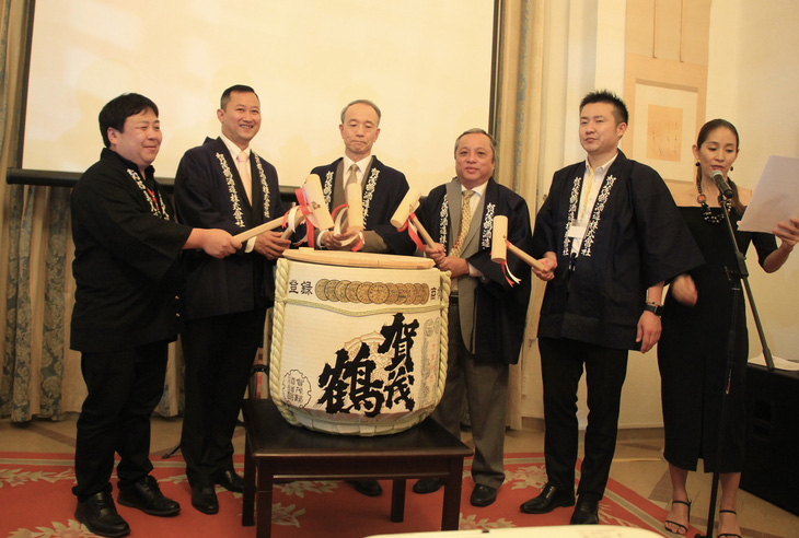 Ngài Ono Masuo, Tổng lãnh sự Nhật Bản tại TP.HCM (thứ 3 từ trái sang) cùng quan khách tiến hành nghi thức đập thùng rượu sake “Kagami- Biraki” để khai mạc sự kiện - Ảnh: NGỌC ĐÔNG