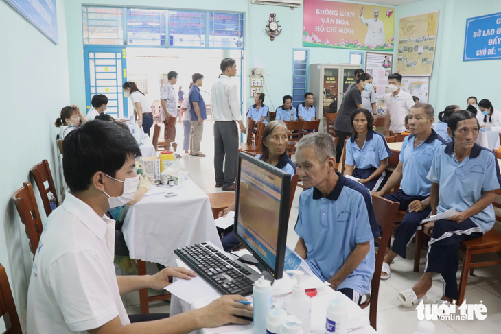 Khám sức khỏe tầm soát miễn phí cho người lang thang, trẻ mồ côi tại Trung tâm Hỗ trợ xã hội quận Bình Thạnh (TP.HCM) - Ảnh: XUÂN MAI