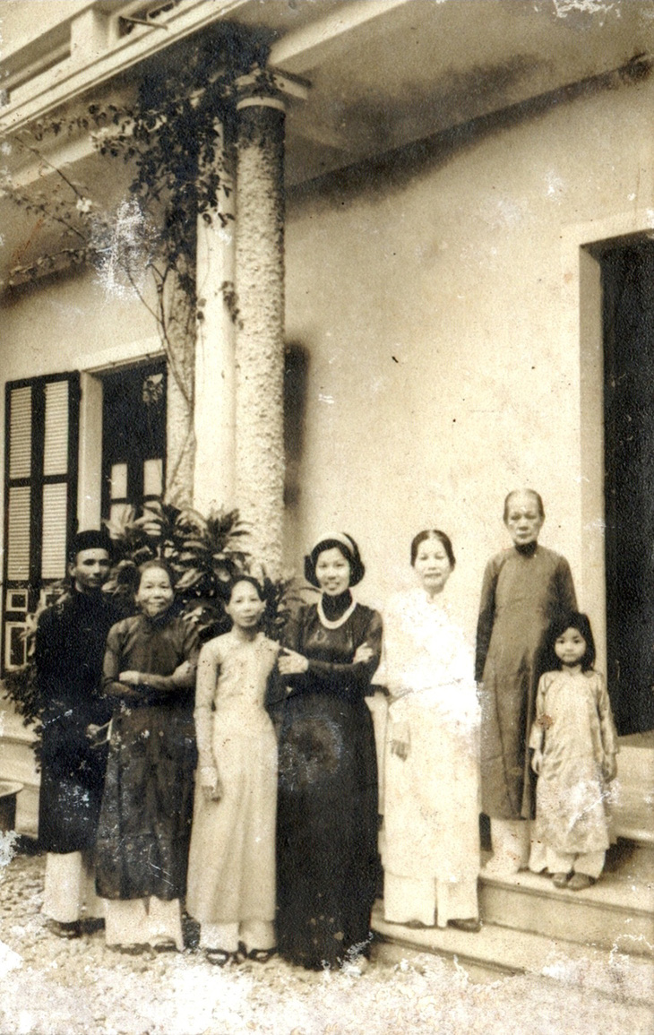 Bà Tân Điềm (thứ 2 từ phải) và bà Từ Cung chụp tại nhà số 145 Phan Đình Phùng Huế cuối thập niên 1970 -  Ảnh tư liệu
