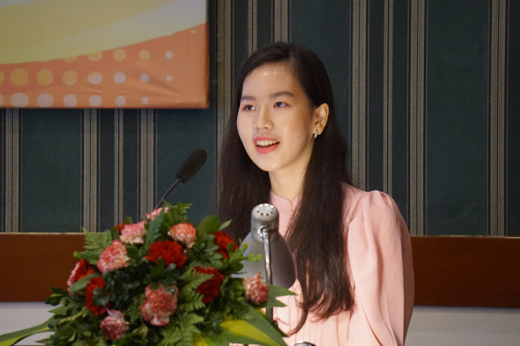 Nhà văn trẻ Hiền Trang chia sẻ câu chuyện của mình tại hội thảo - Ảnh: T.ĐIỂU