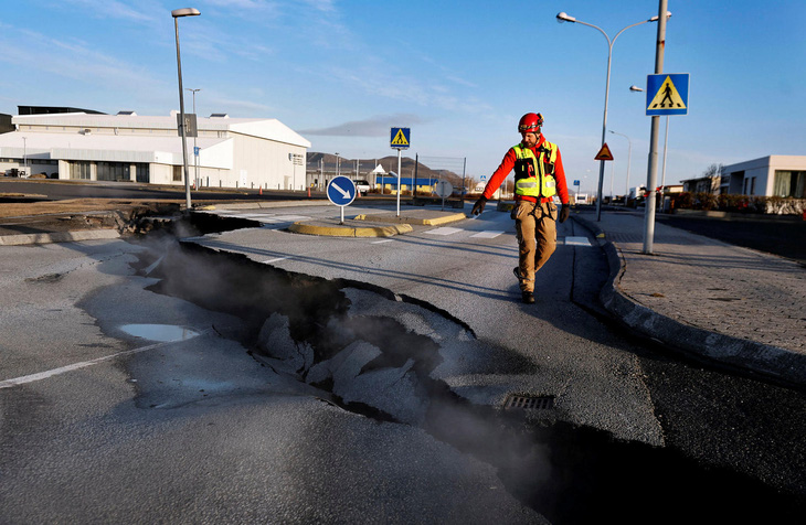 Động đất làm hư hại một con đường ở thị trấn Grindavik, Iceland - Ảnh: icelandmonitor.mbl.is