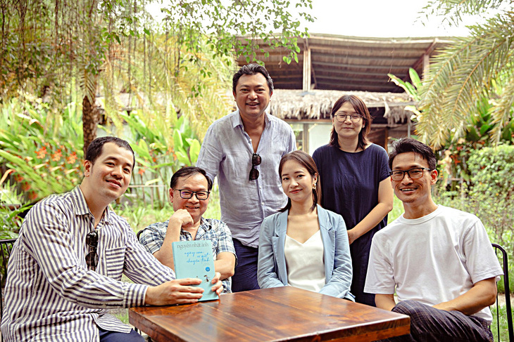 Đạo diễn Trịnh Đình Lê Minh, nhà sản xuất Phan Gia Nhật Linh cùng đoàn phim Ngày xưa có một chuyện tình đến thăm nhà văn Nguyễn Nhật Ánh - Ảnh: ĐPCC