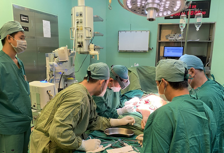 Phẫu thuật nối cánh tay bị đứt lìa cho bệnh nhân Nguyễn S. - Ảnh: Bệnh viện cung cấp