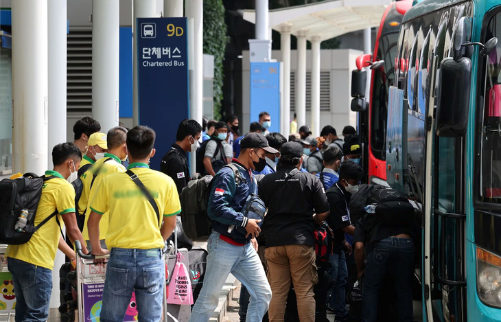 Công nhân nhập cư lên chiếc xe buýt trước sân bay Incheon, Hàn Quốc. Ảnh: yna.co.kr
