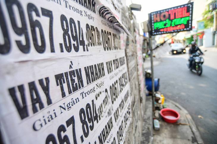 Quảng cáo cho vay trả góp trên đường Thích Quảng Đức, quận Phú Nhuận, TP.HCM - Ảnh: QUANG ĐỊNH