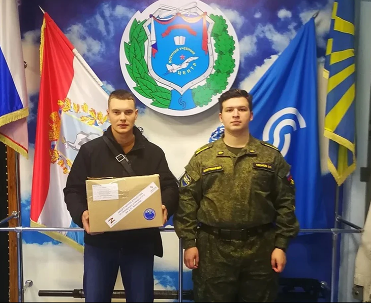 Tình nguyện viên tại Đại học Samara, Nga và thùng thu thập thuốc lá điện tử đã qua sử dụng - Ảnh: VKONTAKTE