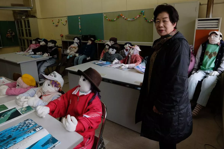 Bà Tsunami Ayono đứng trong một lớp học chỉ toàn... búp bê!