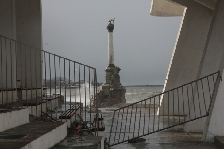 Bão tấn công Sevastopol, thành phố lớn nhất của Crimea hôm 27-11 - Ảnh: AFP