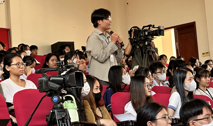 Sinh viên chia sẻ cảm nghĩ về đất nước Hàn Quốc với ông Lee Cheol Woo - Ảnh: THẢO CHI