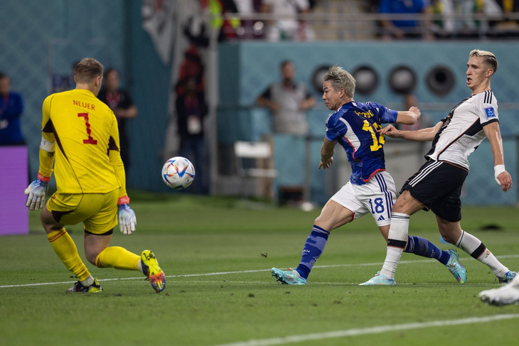 Khoảnh khắc Takuma Asano sút tung lưới Neuer giúp Nhật Bản đánh bại Đức 2-1 ở World Cup 2022 - Ảnh: GETTY