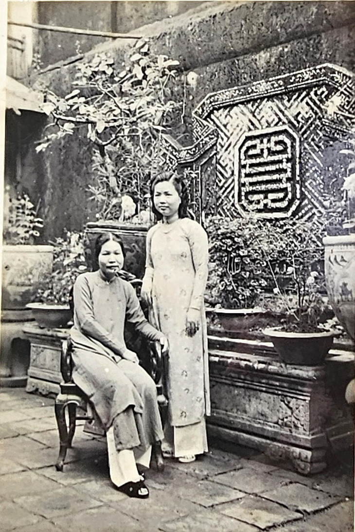 Bà Tân Điềm (ngồi) chụp cùng người cháu tại tư gia 12 Bạch Đằng, Huế - Ảnh: Thái Lộc chụp lại
