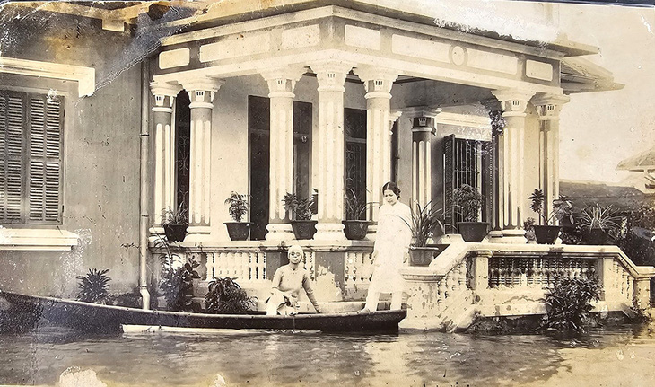 Bà Tân Điềm trước biệt thự bà từng sở hữu sau cung An Định trong trận lụt tháng 10-1953 - Ảnh: Thái Lộc chụp lại