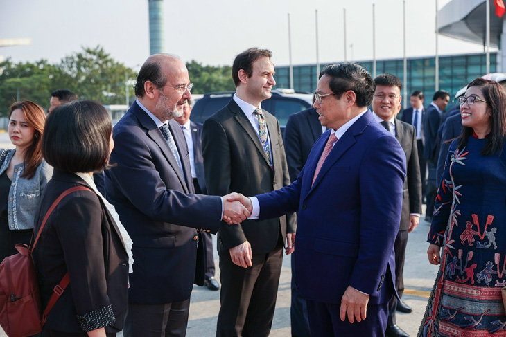 Đại sứ Thổ Nhĩ Kỳ tại Việt Nam HaIdun Tekneci tiễn Thủ tướng và phu nhân tại sân bay Nội Bài - Ảnh: NHẬT BẮC
